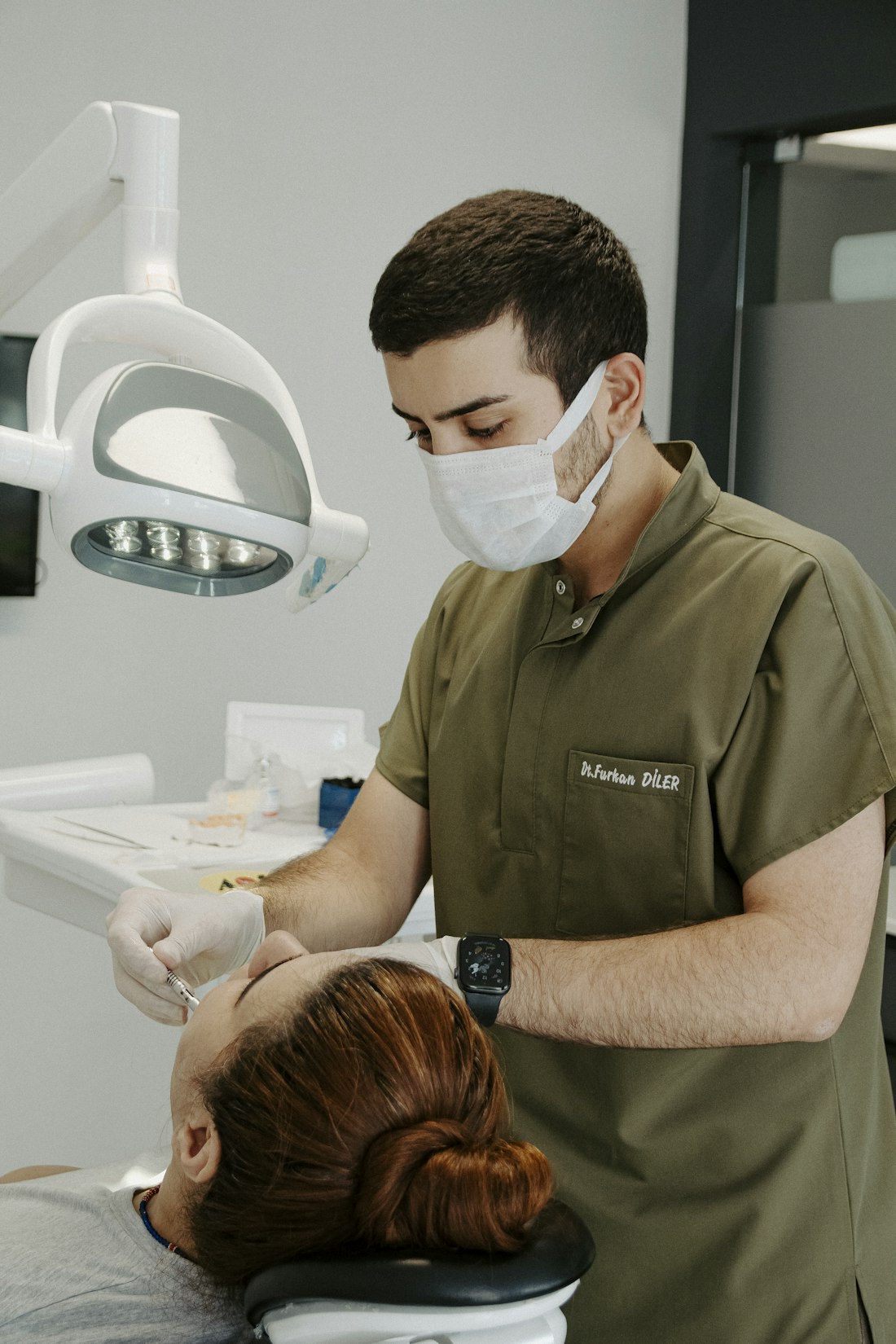 Dentista atendendo uma paciente com cuidado