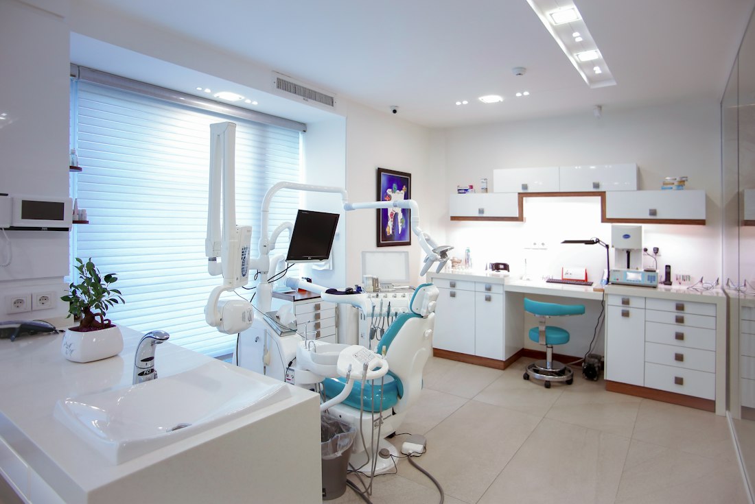 Consultório odontológico moderno, claro e acolhedor