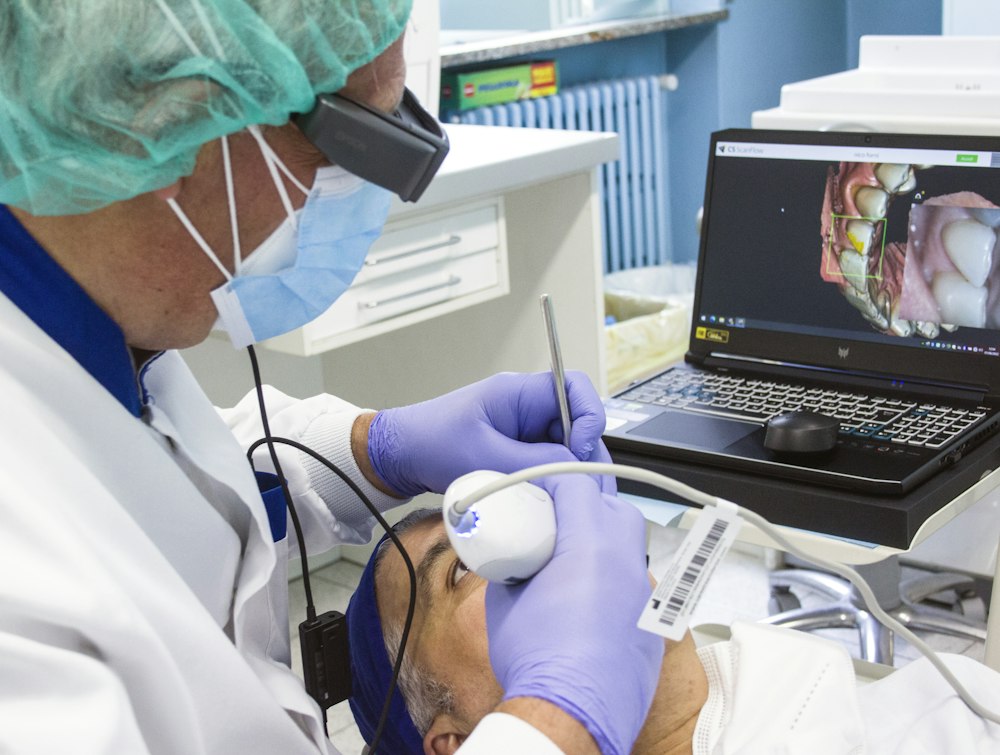 Escaneamento intraoral gerando o modelo 3D dos dentes na tela